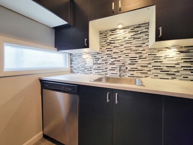 Building Photo - Completely renovated in the heart of Montrose. Spacious 1 bedroom 1 bath condo, upstairs corner u...