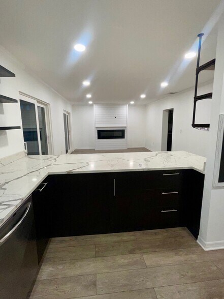 Building Photo - 8811 Bay Pointe Dr