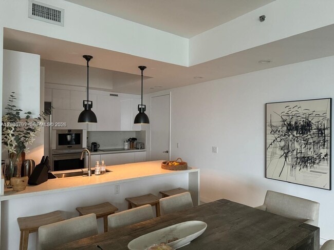 Building Photo - 15811 Collins Ave