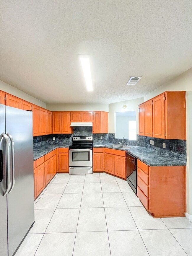 Building Photo - Available NOW!!!! Beautiful 4 bedroom, 2 bath, 2 car garage home with a privacy fenced yard and c...