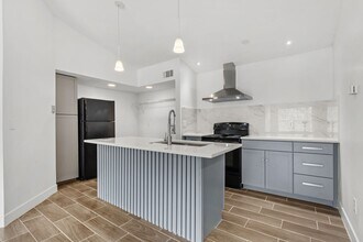 Building Photo - VENETIAN PLACE - 2nd floor • 1 BR 1 Bath -...