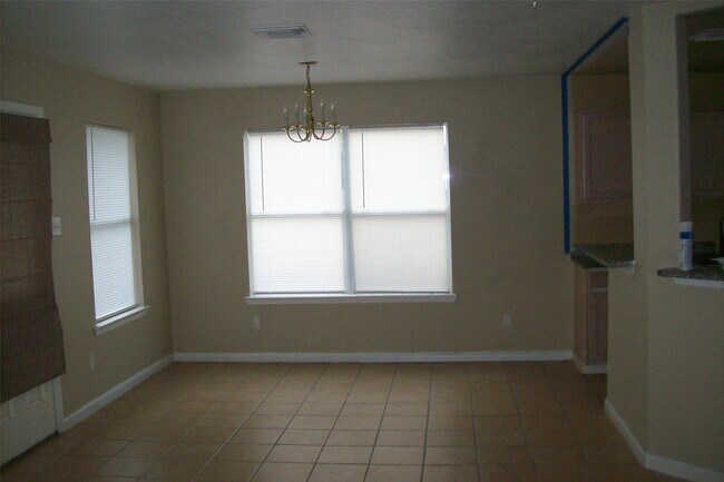 Building Photo - 15007 Kingsbridge Way