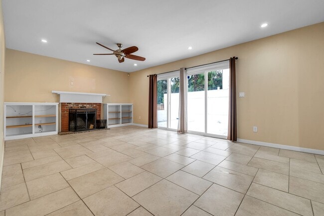 Building Photo - Charming 4 Bedroom / 3 Bathroom house in the lovely neighborhood of Lake View Terrace