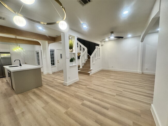 Building Photo - 516 S Post Oak Ln