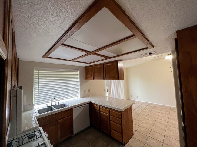 Building Photo - 4 bedroom FAMILY SPECIAL with RV storage o...