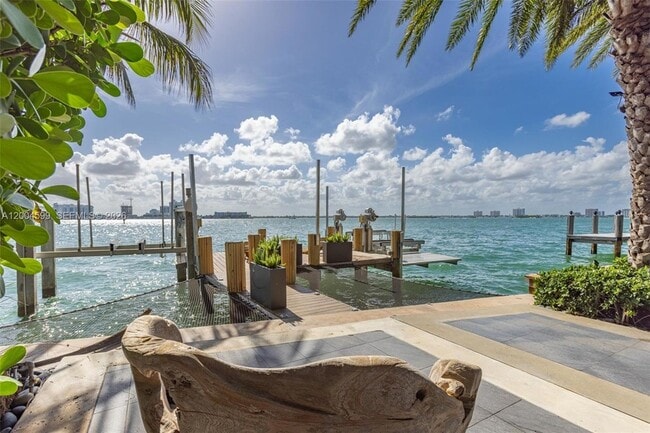 Building Photo - 2440 N Shore Terrace