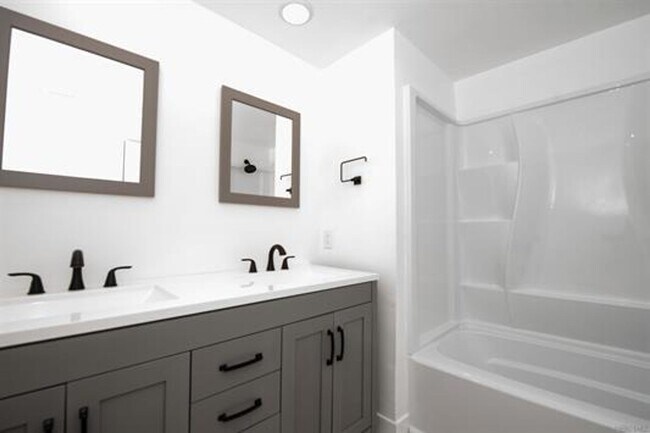 Building Photo - Encinitas 4br  2 car garage granite kitchen Huge Yard Home Remodeled TEXT 858-774-1574 $6290