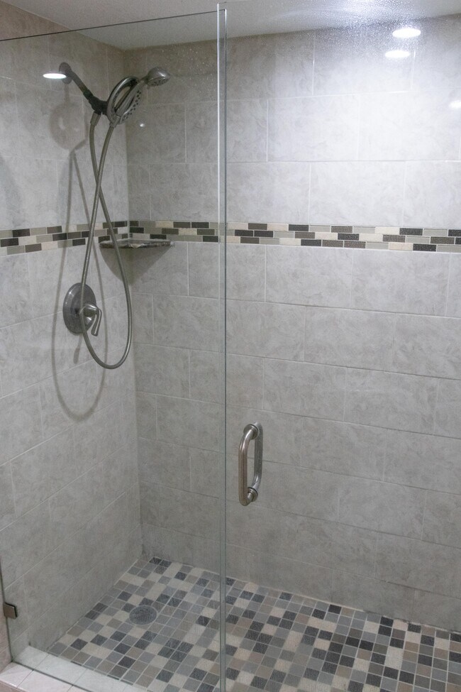 Building Photo - 70 Lake Arbor Dr