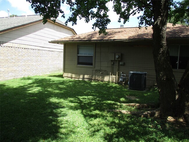 Building Photo - 19947 Mountain Dale Dr