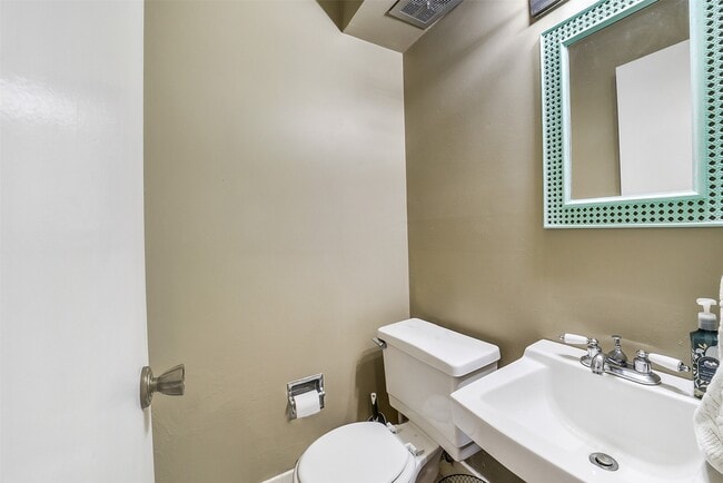 Building Photo - 923 Wax Myrtle Ln