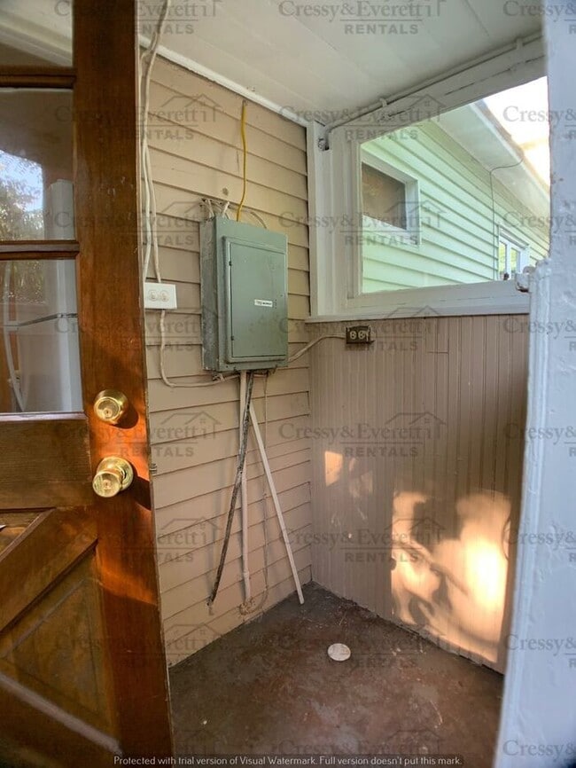Building Photo - Perfect Size 1br Duplex right outside of D...