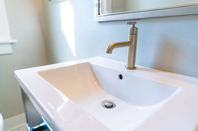 Building Photo - 557 S 6th St