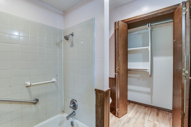 Building Photo - 7312/7314 Kings Manor Court