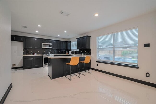 Building Photo - 13703 Broad Oaks Ln