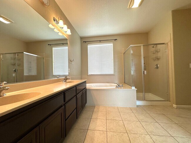 Building Photo - Spacious Home in Prime Turlock Location