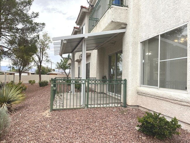 Building Photo - Remodeled, first floor 1428 sq ft, 2 bed+ ...