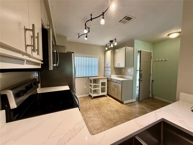 Building Photo - 1600 Woodland Dr