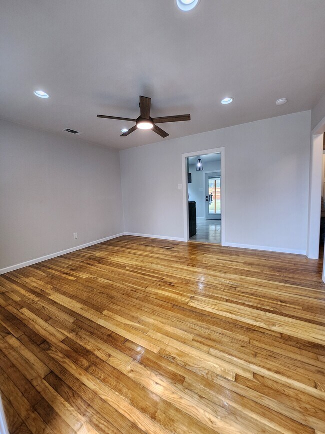 Building Photo - 1503 S 15th St