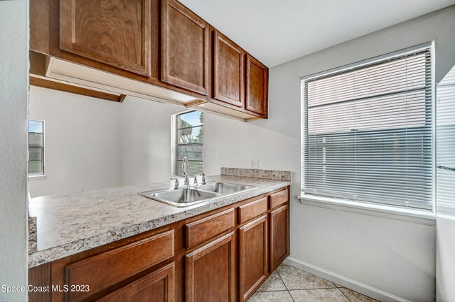 Building Photo - 1725 Stewart Pl