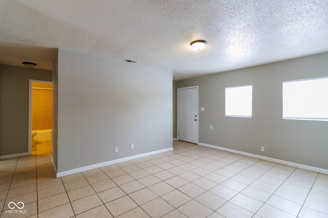 Building Photo - 6213 Commodore Dr