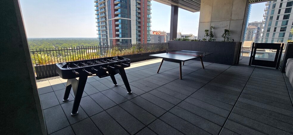 Building Photo - 610 Davis St