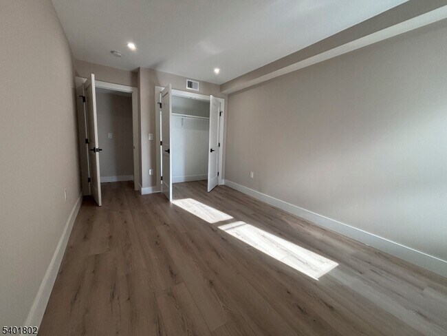 Building Photo - 136 Elm St