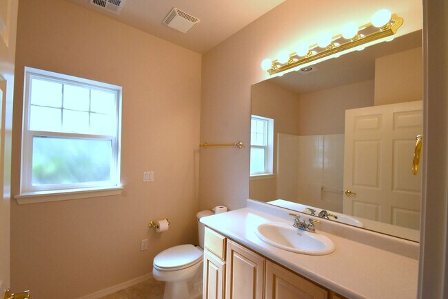 Building Photo - 2Bd/2.5Ba Issaquah Condo