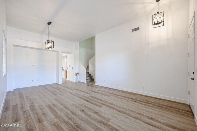 Building Photo - BRAND NEW 5 BEDROOM HOME IN PHOENIX