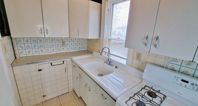 Building Photo - 523-523 1/2 Frederick Street