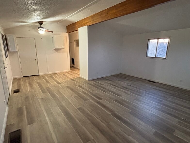 Building Photo - 425 8th Ave W