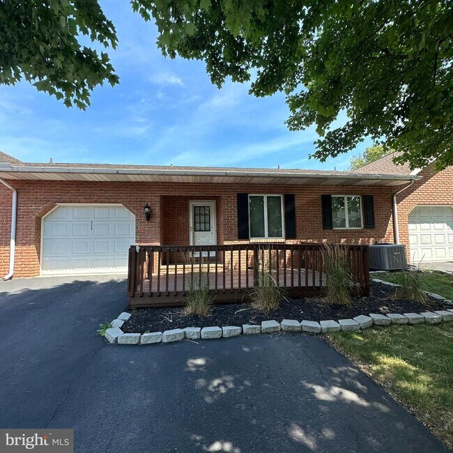 Building Photo - 323 Stonegate Ct