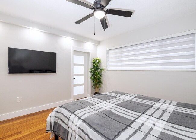 Building Photo - Fully Remodeled & Furnished 1 Bedroom Condo
