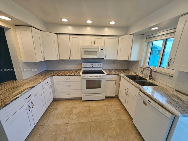 Building Photo - 733 NW 30th Ct