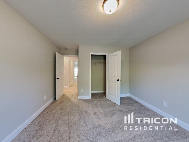 Building Photo - 487 Kinsley Wy