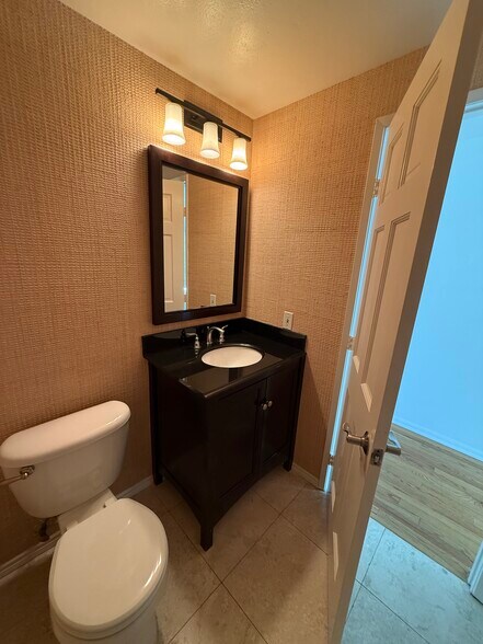 Building Photo - 1700 Palisades Dr