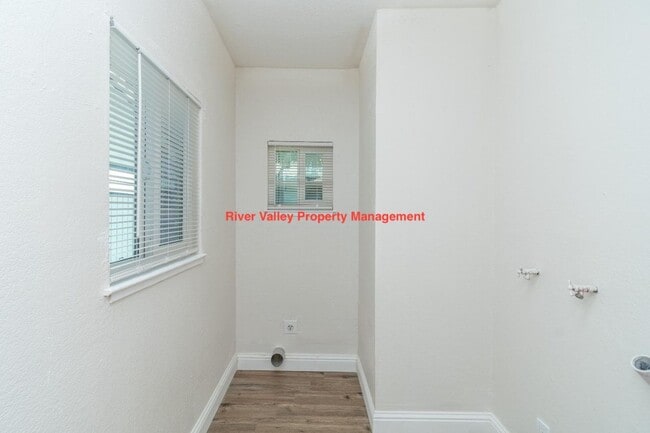 Building Photo - Move in Special, Adorable remodeled Cottage, 3+2, CHA, Garage, fenced yard, close to Christian Br...