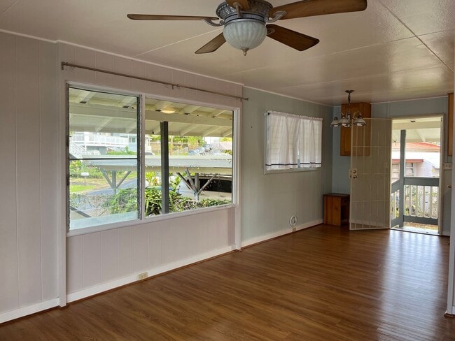 Building Photo - Wonderful Kaneohe 3 bedrooms, 1.5 bath House with Carport - Avail now!