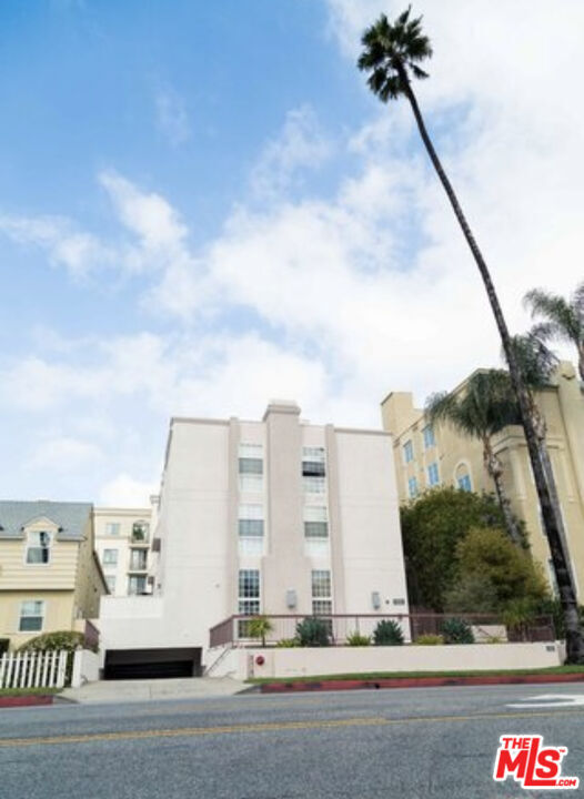 Building Photo - 431 N Doheny Dr