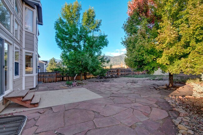Building Photo - Stunning home on Millstream for rent!