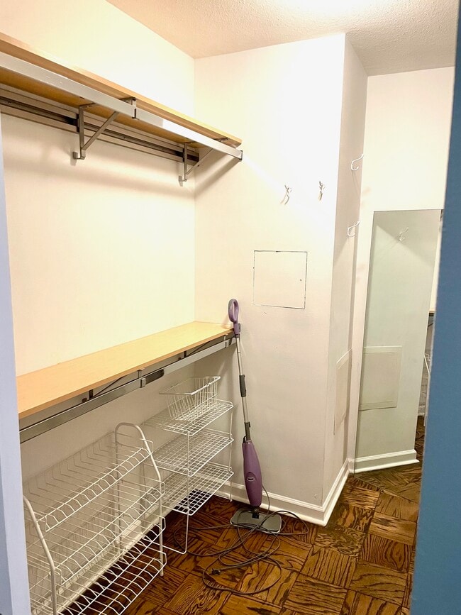 Building Photo - 900 S Hanley Rd