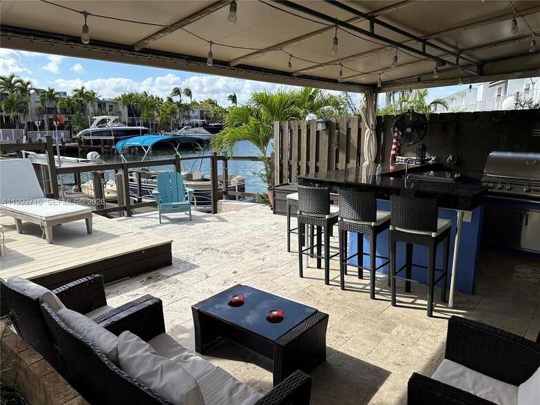 Building Photo - 925 NE 26th Ave