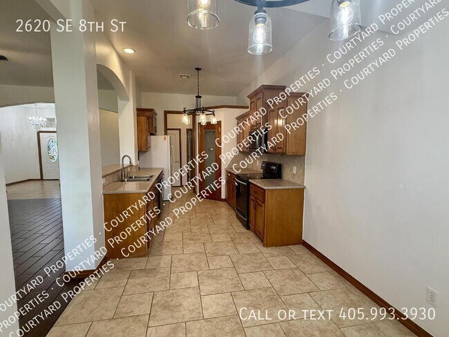Building Photo - 2620 SE 8th St