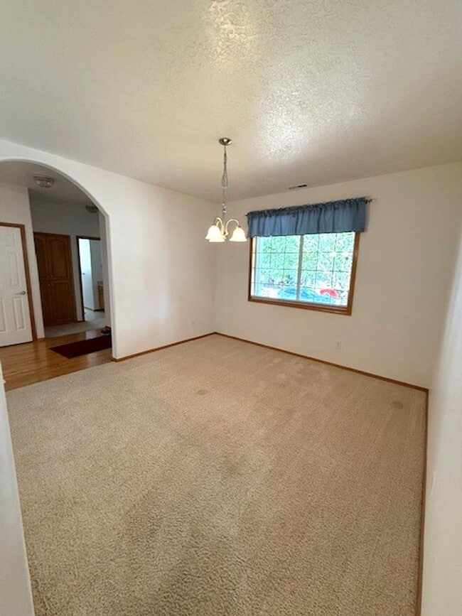 Building Photo - 4-bedroom 2.5 Bath McMinnville OR 97128