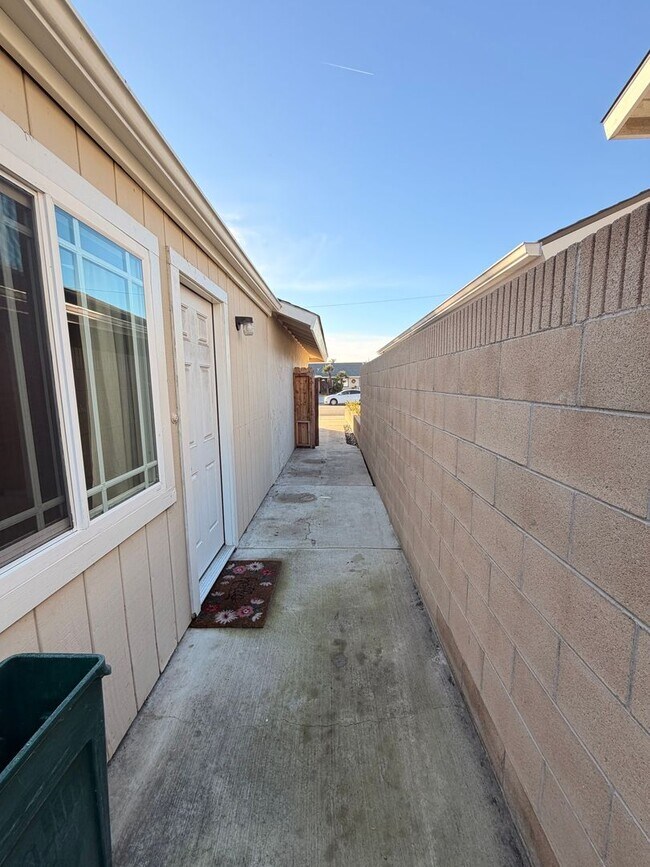 Building Photo - Beautiful 4 Bedroom Huntington Beach House For Rent!