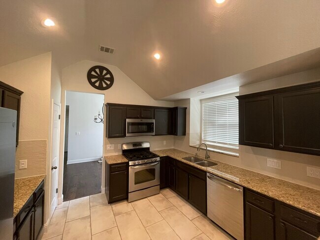 Building Photo - 200 Mountain View Dr