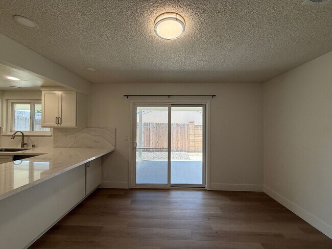 Building Photo - 1120 Village Dr