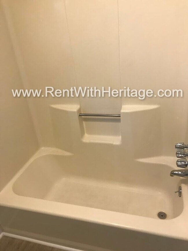 Building Photo - FANTASTIC 2 BEDROOM 1.5 BATH DUPLEX WITH ALL THE UPGRADES / GREAT LOCATION