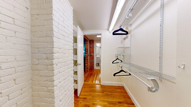 Building Photo - 19 Stanhope St