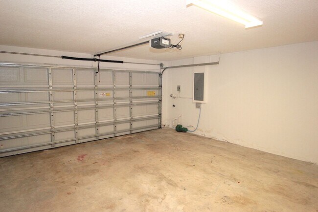 Building Photo - Huge 4 Bed 3 Bath Home w FENCED YARD and SCREENED LANAI for Rent!