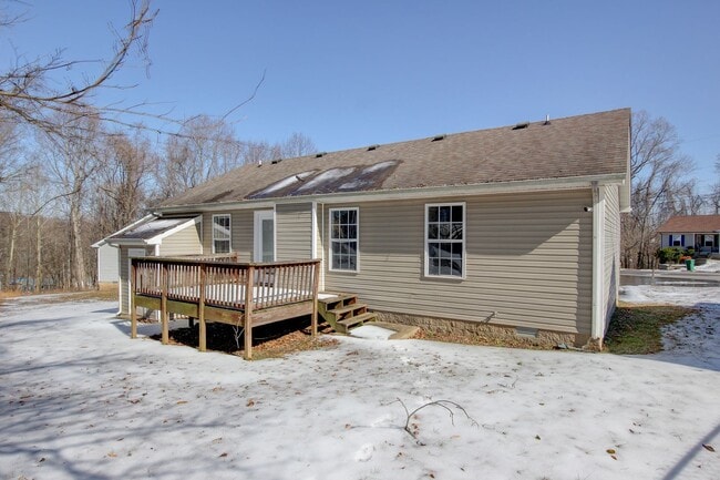 Building Photo - Cozy 3 bd 2 bath in the heart of Clarksville.  Fresh paint and Flooring!